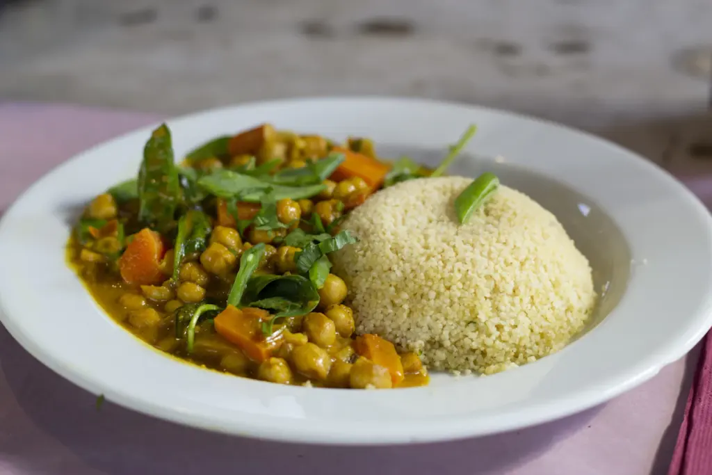 Assiette de couscous et de légumes