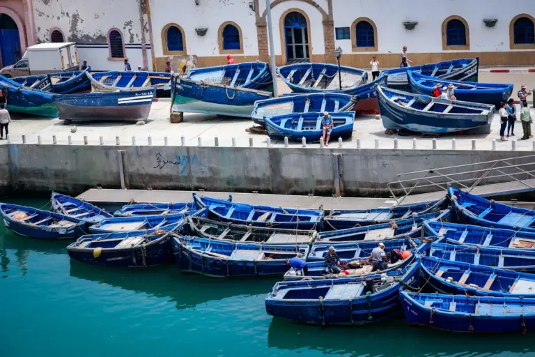 Barques bleues dans le port d'Essaouira