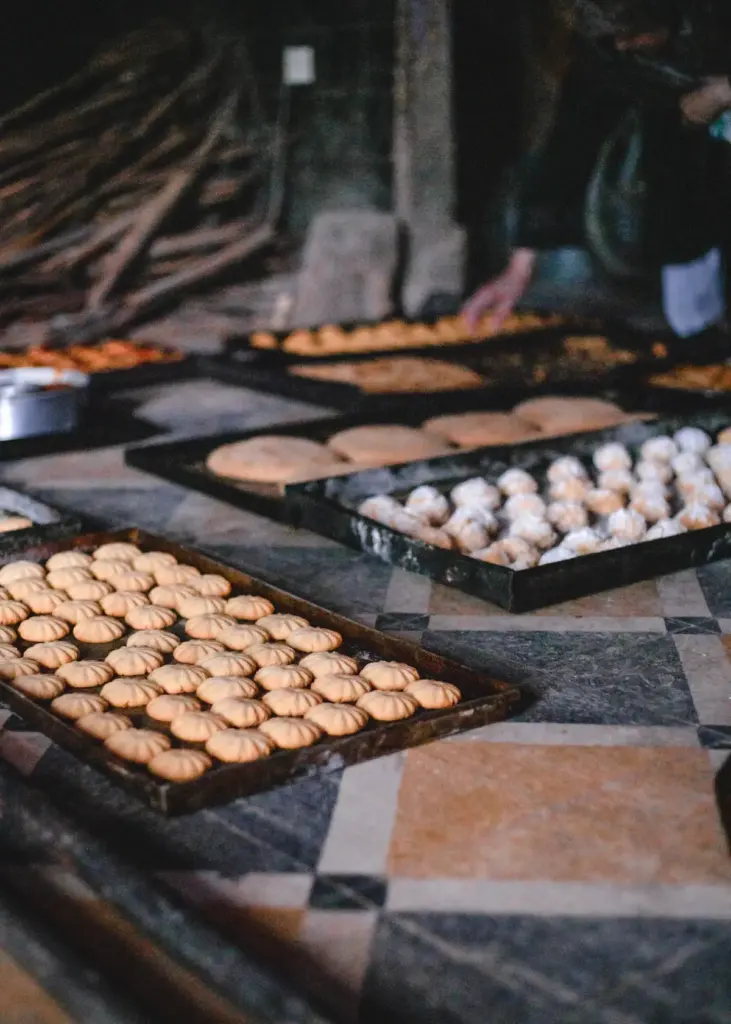 Biscuits ronds aux amandes sur une plaque