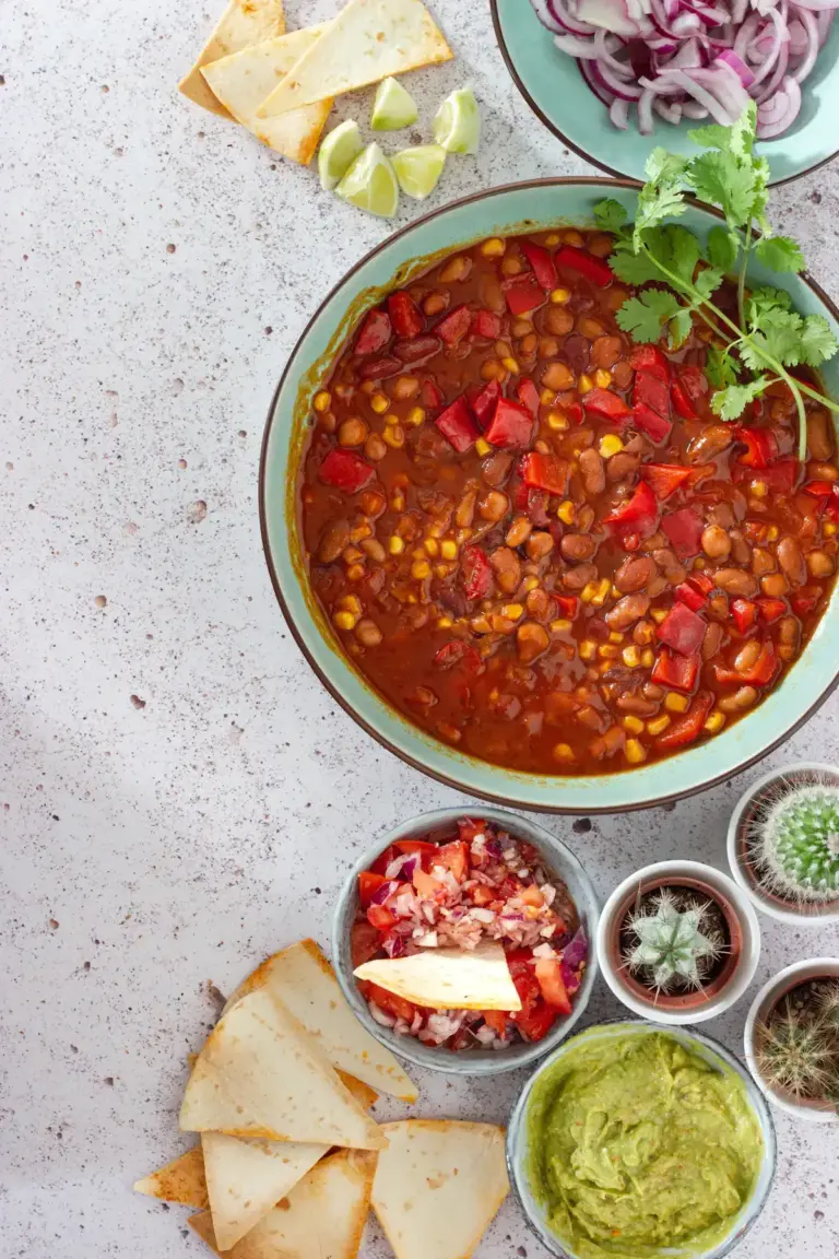 Bol de soupe de tomates et de légumineuses