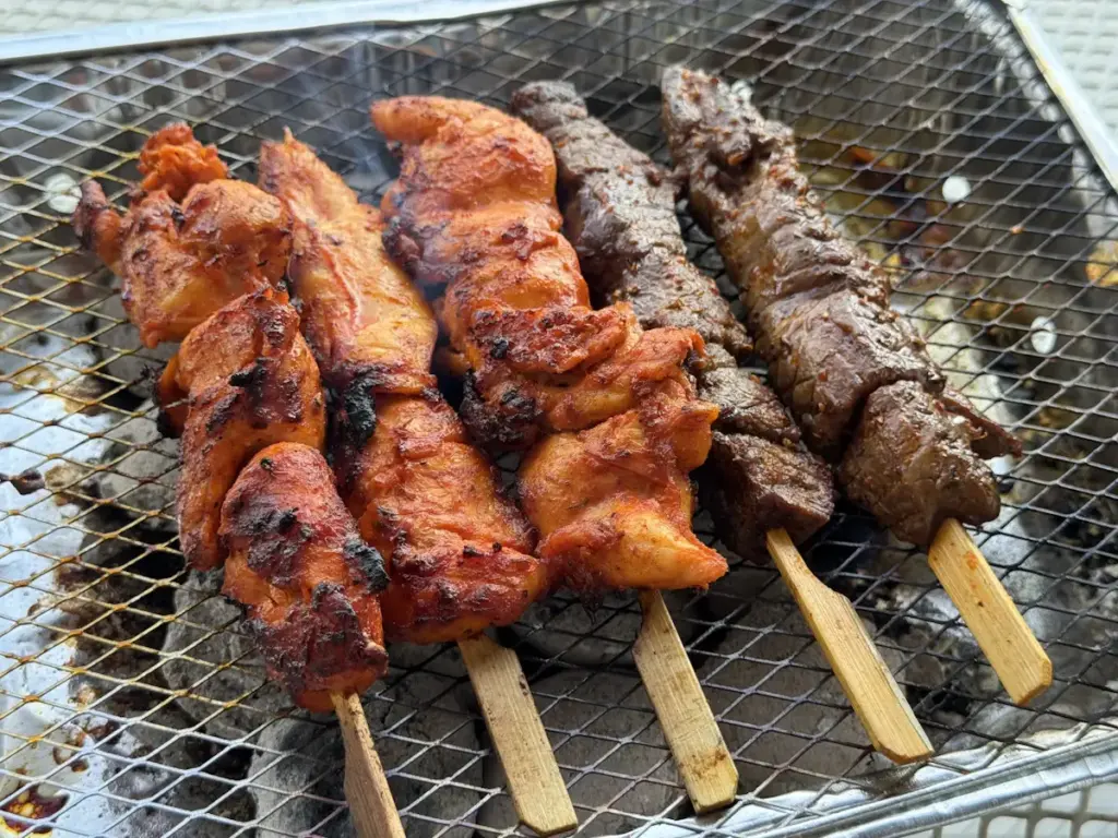 Brochettes de viande grillées