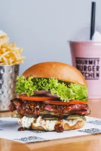 Burger avec salade, tomate et frites