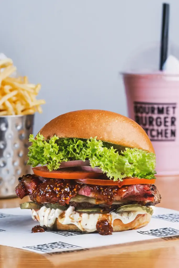 Burger avec salade, tomate et frites