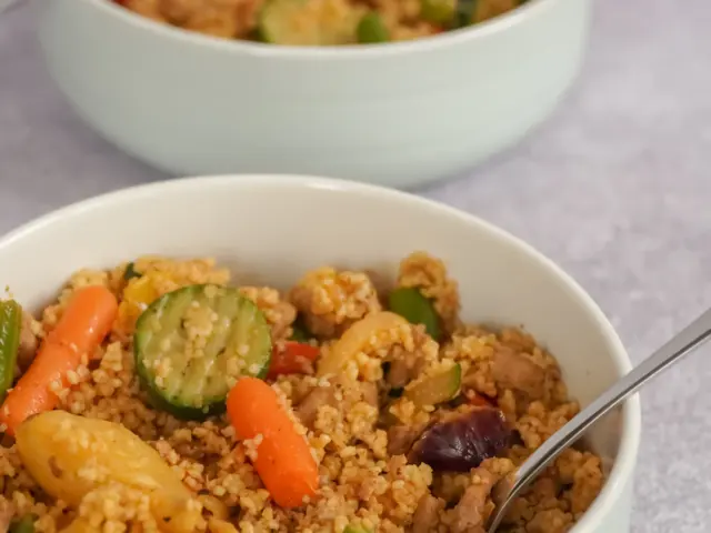 Couscous aux légumes dans un bol blanc