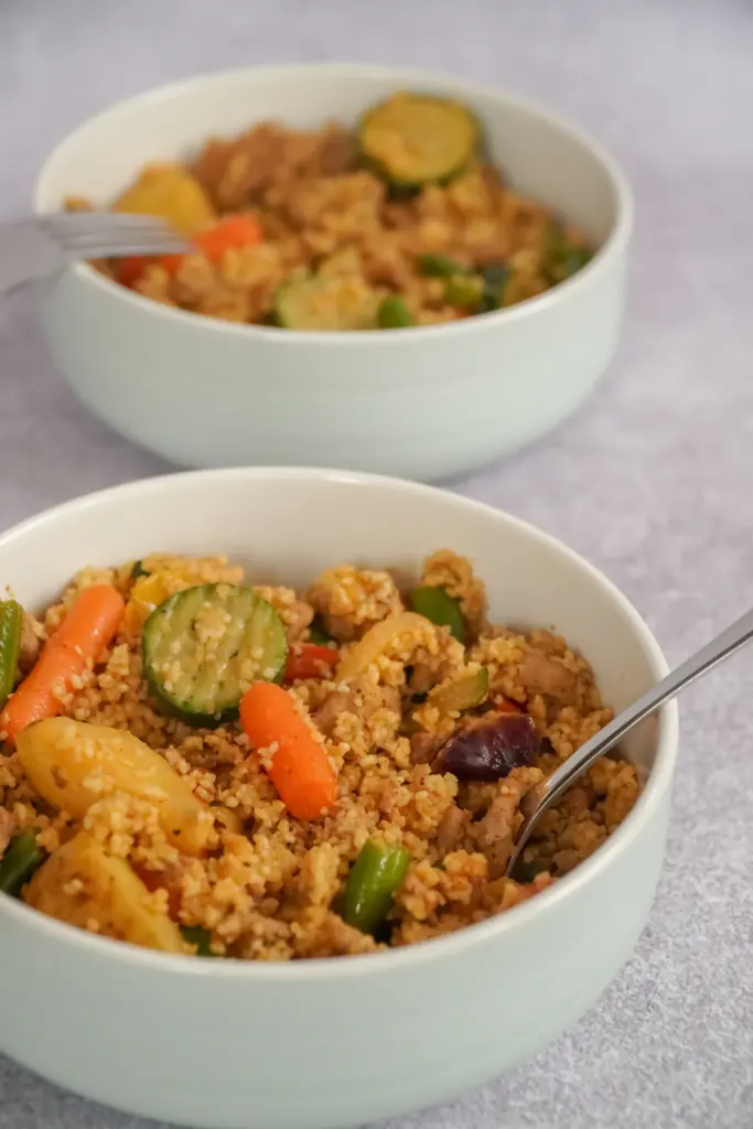 Couscous aux légumes dans un bol blanc