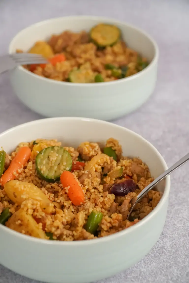 Couscous aux légumes dans un bol blanc