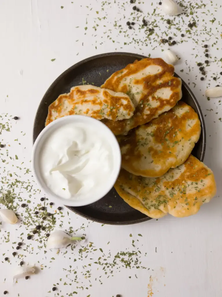 Crêpes feuilletées servies avec du fromage frais