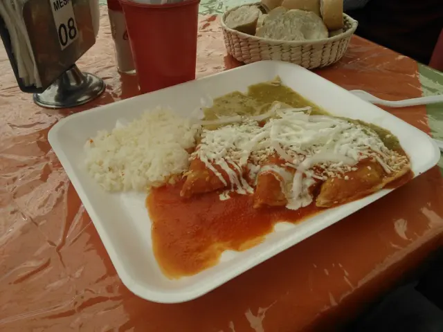 Enchiladas au poulet sauce rouge