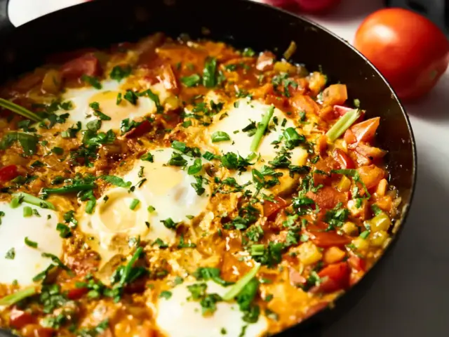 Œufs pochés dans une sauce tomate en poêle