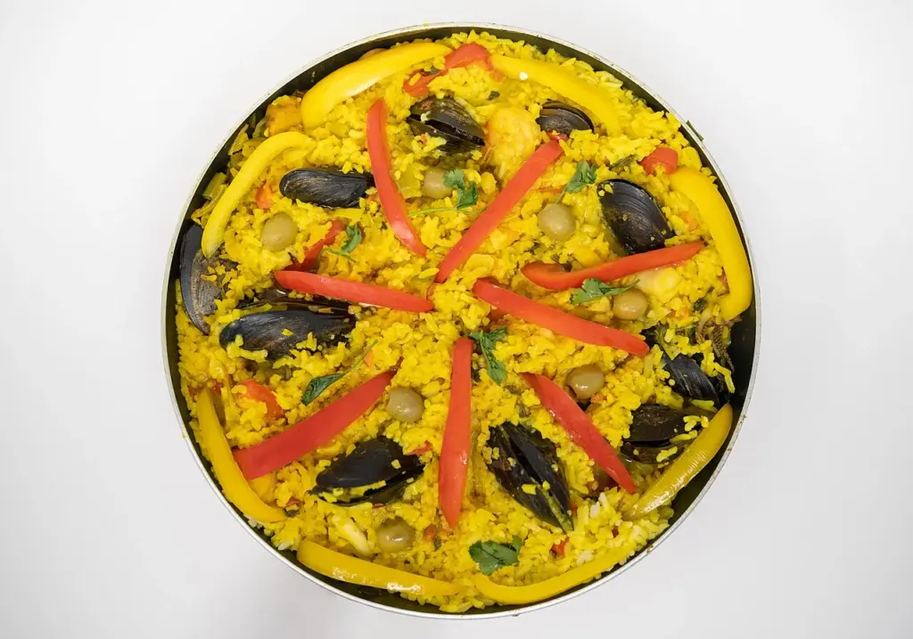 Paella aux fruits de mer et au poulet