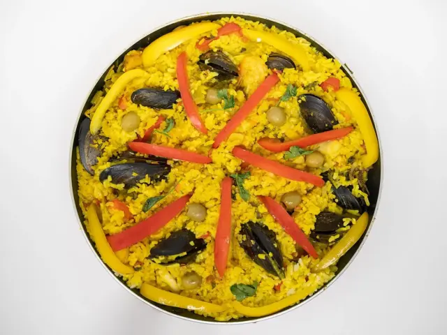 Paella aux fruits de mer et au poulet