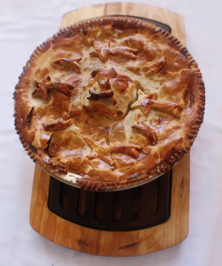 Pastilla dorée sur une planche en bois