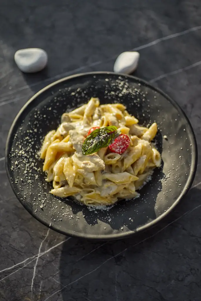 Pâtes à la crème dans une assiette noire