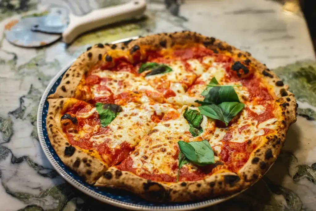 Pizza au basilic sortie du four