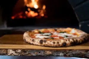 Pizza margherita sur une planche
