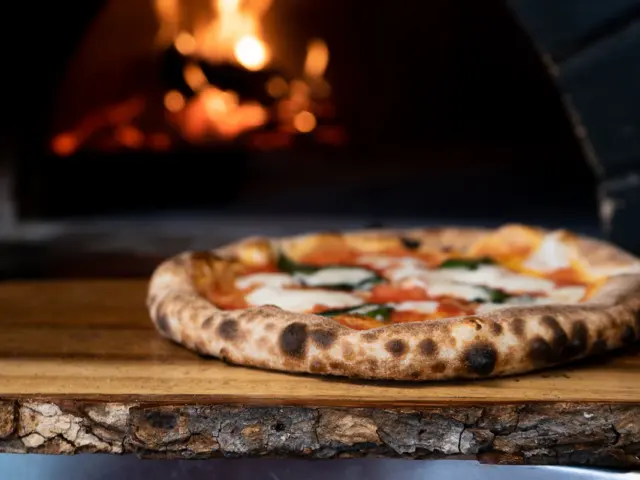 Pizza margherita sur une planche