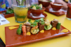 Plat marocain servi sur une table colorée