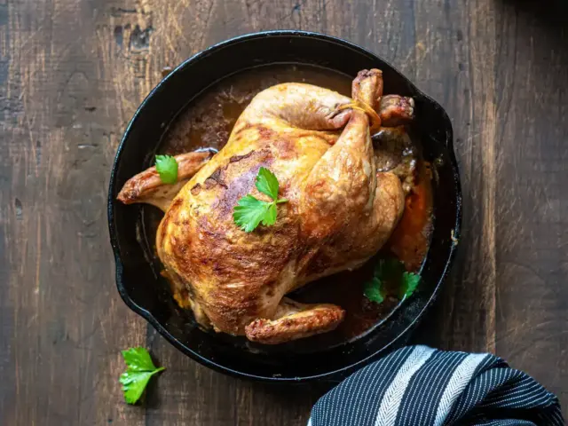 Poulet rôti doré dans une poêle en fonte