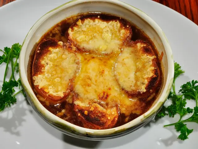 Soupe à l'oignon gratinée
