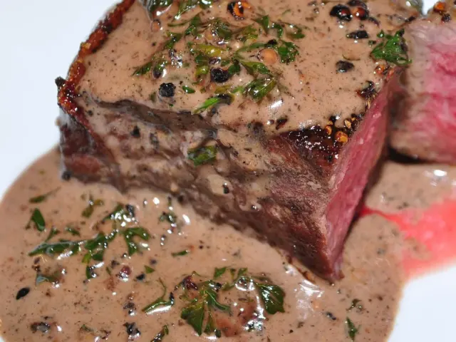 Steak au poivre et frites maison