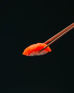 Sushis présentés sur une assiette