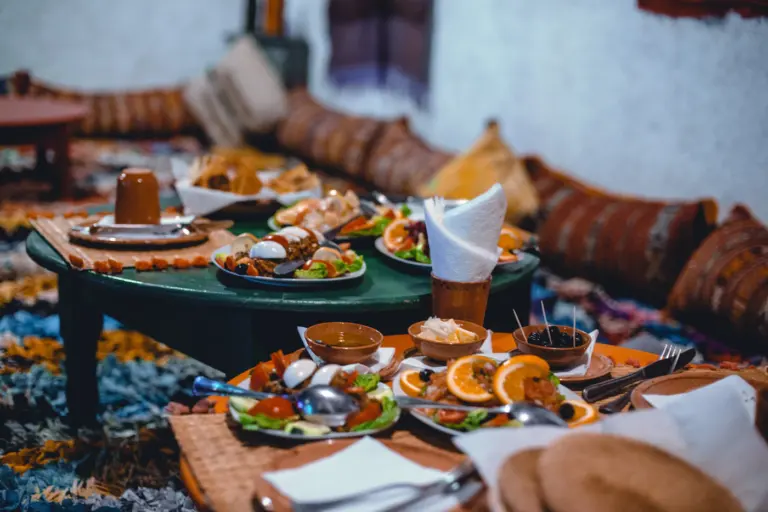 Table marocaine garnie de plats variés