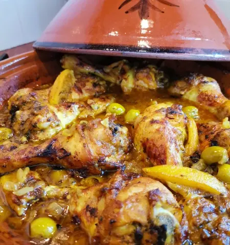 Tajine de poulet au citron confit et aux olives