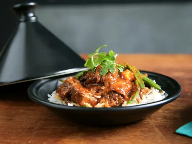 Tajine de poulet au citron confit et aux olives