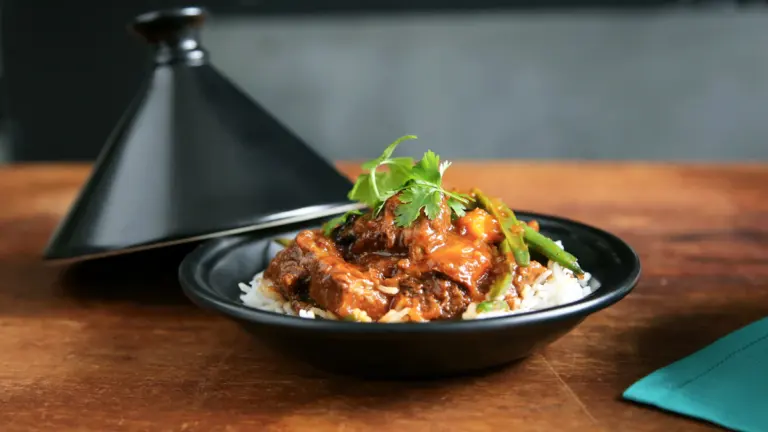 Tajine de poulet garni d'herbes fraîches