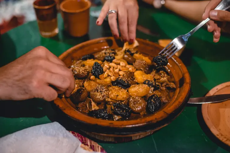 Tajine de viande aux pruneaux et amandes partagé à table