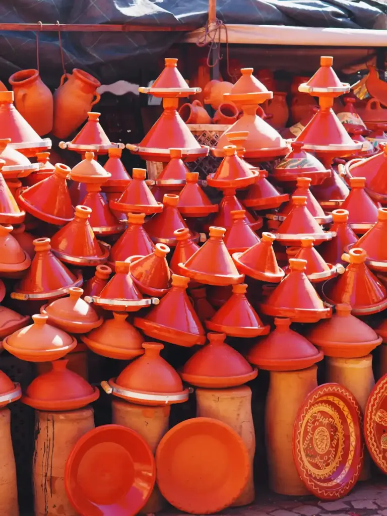 Tajines en terre cuite alignés au marché