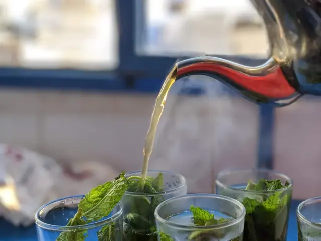 Thé à la menthe versé de haut dans des verres