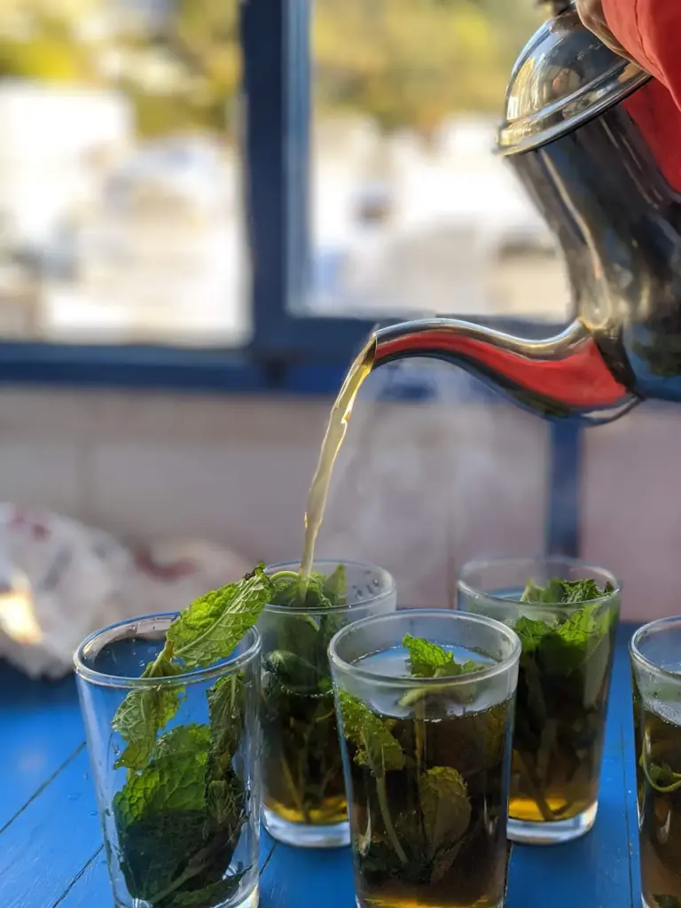 Thé à la menthe versé de haut dans des verres